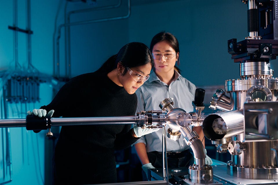 한 여자 유학생이 뉴사우스웨일스 대학 소재과학 연구소에서 장비를 사용하고 있습니다.