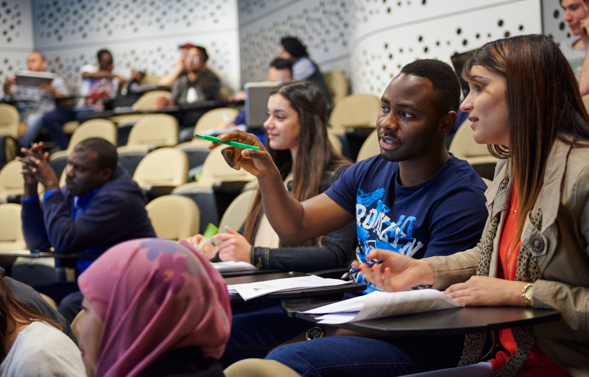 Students sit in lecture hall at Western Sydney University, Penrith. 